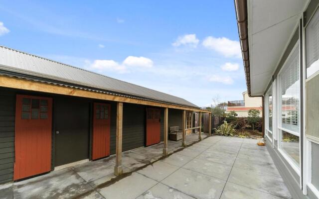 The Walnut Tree House - Martinborough Holiday Home