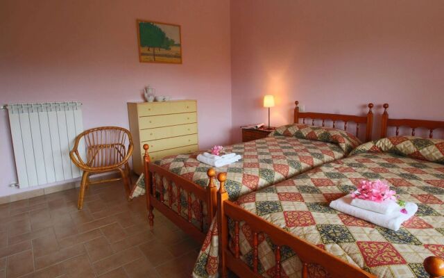 Scenic Farmhouse with Swimming Pool by Forest in Sorano