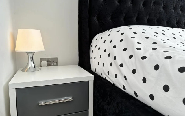 Condo Apartment With Workspace