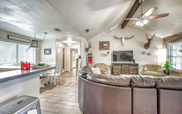 Kerrville Hidden Gem With Firepit and Grill - Great Location