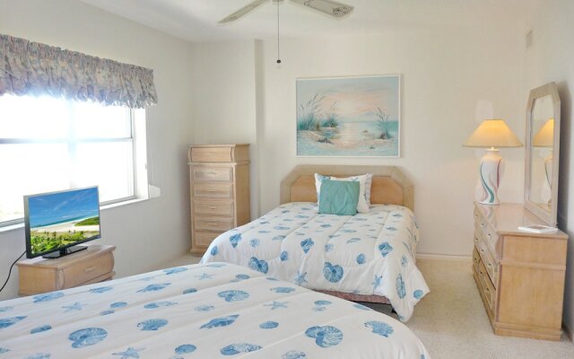 Cozy Beachfront Condo With Pool and Ocean Views