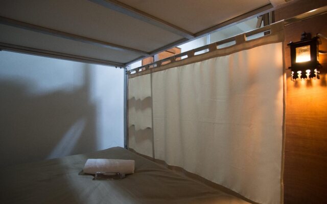 Banthat Thong Hostel