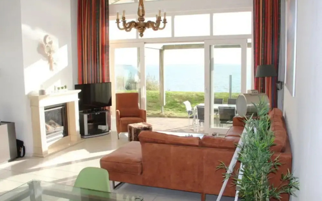 Dijkvilla on the Ijsselmeer