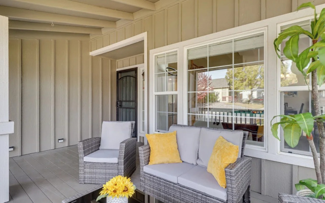 4 Mi to Downtown Reno: Spacious Family Retreat!