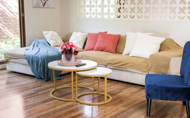 Stylish Luxe House at Point Cook – Guest Rooms – Melbourne