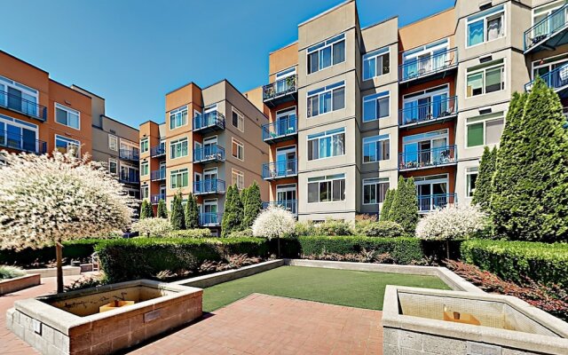 Chic Belltown Court W Pool And Rooftop Deck 2 Bedroom Condo