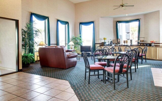 Econo Lodge Inn & Suites