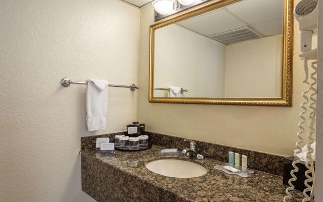 Clarion Inn & Suites Central Clearwater Beach