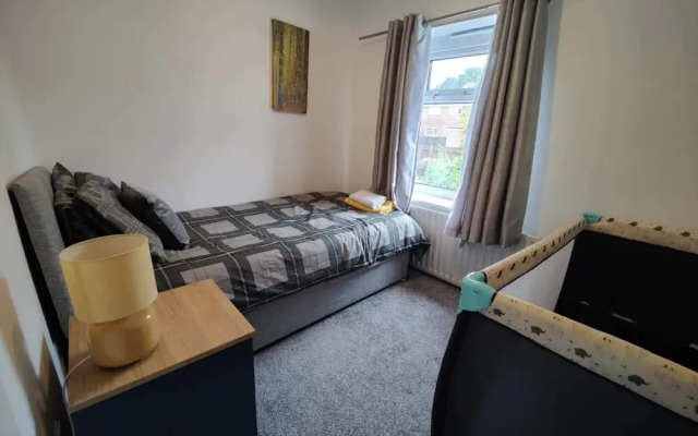 3 Bed House - Sleeps 7 - Garden - Parking - Wifi