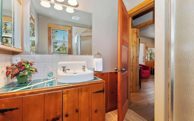 Tranquil 2-Bedroom Retreat