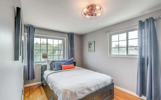 Pet-friendly Arlington Townhome w/ Furnished Patio