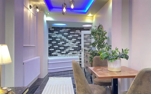 Refreshing Duplex Flat With Jacuzzi in Sisli