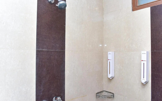 RedDoorz Plus near Sultan Hasanuddin Airport