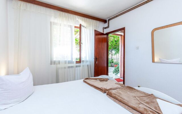 Beautiful apartment in Novi Vinodolski w/ 2 Bedrooms