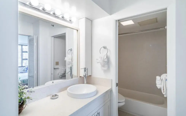 Deluxe Ocean and City View Waikiki Banyan Condo, Free Parking & Wi-Fi by Koko Resort Vacation Rentals