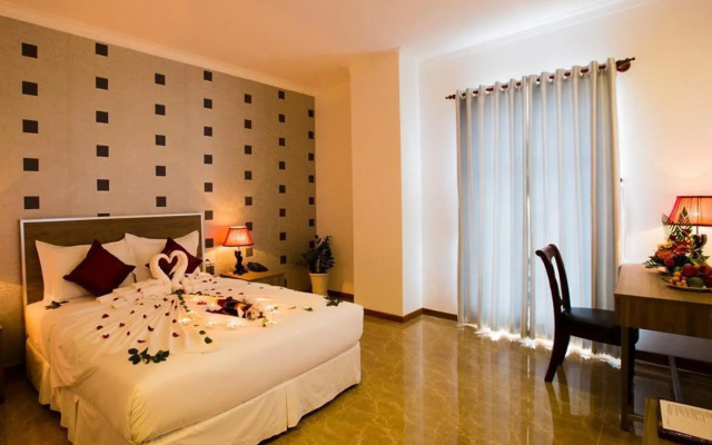 Den Long Do Hotel & Restaurant