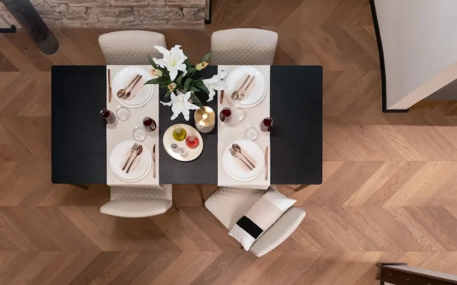 Arts & Crafts Apartments