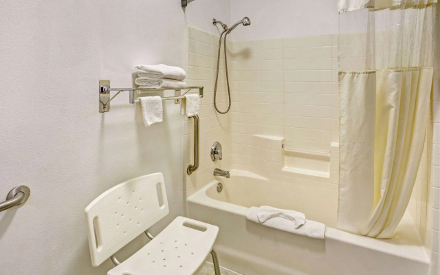 Days Inn & Suites by Wyndham Gresham