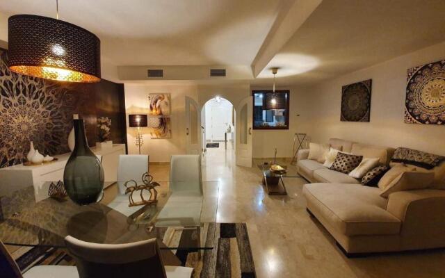 2305 - Luxury villa with sea view and pools