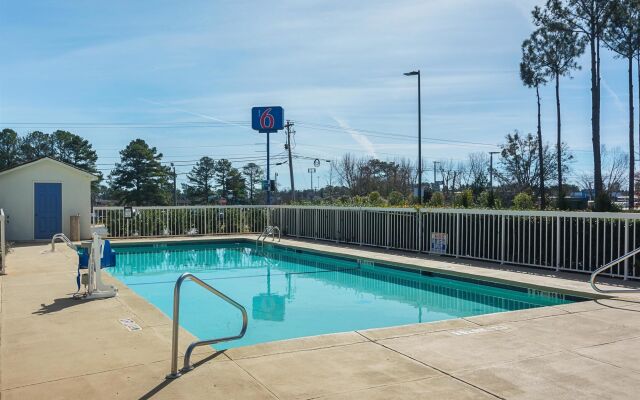 Motel 6 Newnan, GA