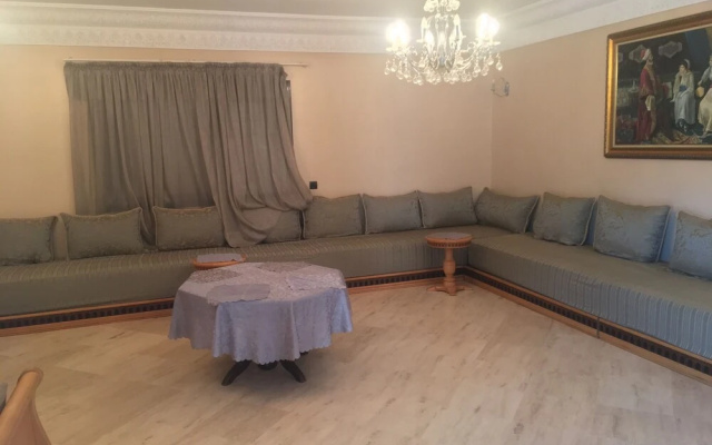 Luxurious 5 Bedrooms Villa Ref HI51053