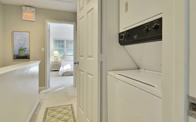 Artist Garden by Avantstay Great Location w/ Balcony, Outdoor Dining, Shared Pool & Bbq! Week Long Stays