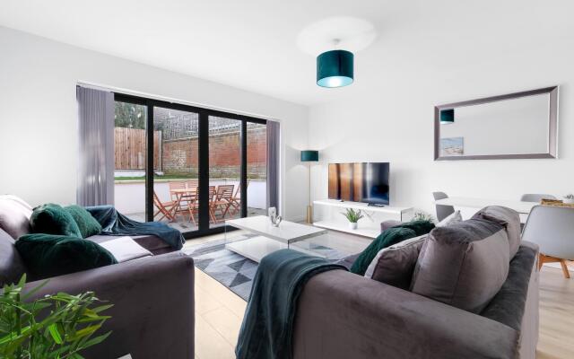 Modern 4 Bedroom House 03 With Parking in Farnham