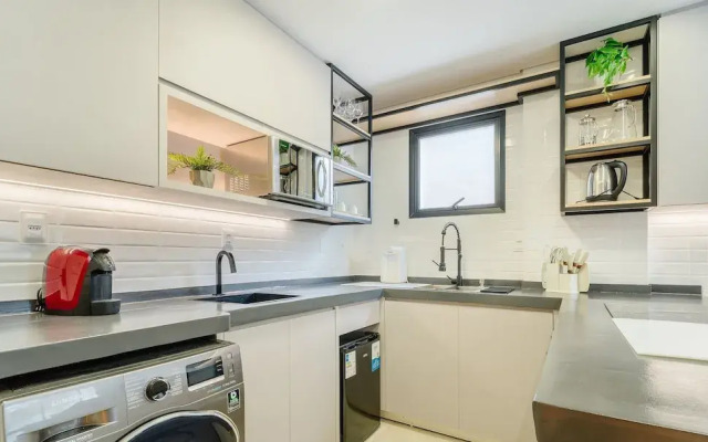 Estúdio em prédio com piscina SCA0108