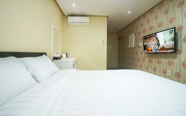 Orange Tree Hotel & Cafe