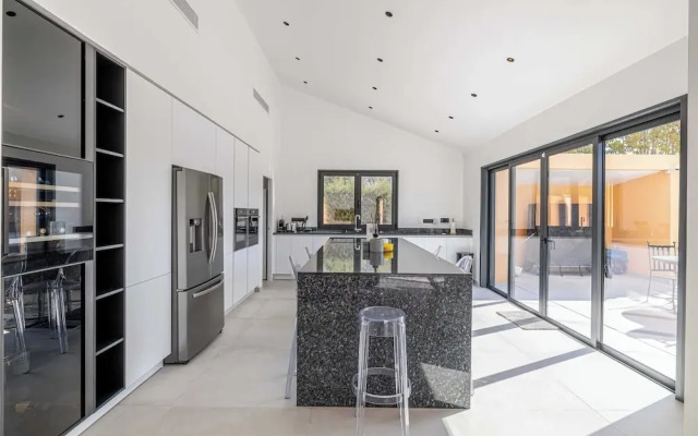 Modern Villa With Heated Pool and Garden