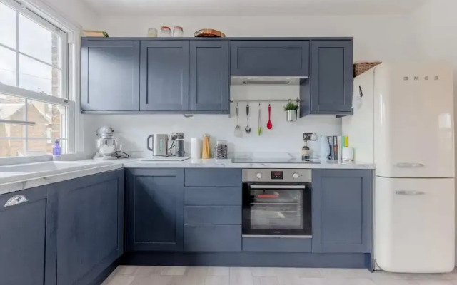 Modern 2 Bedroom Apartment in Wimbledon With Garden