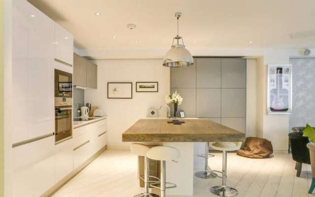 Luxury 2-bed, 2-bath Loft-style Flat in Covent Gdn