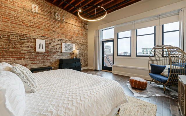 Park View Penthouse Suite 301