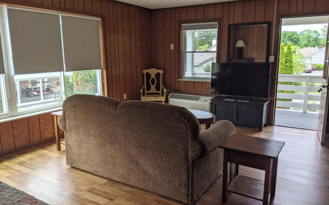 Riverboat Inn and Suites