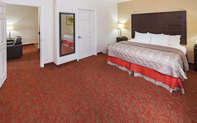 La Quinta Inn & Suites by Wyndham Columbus TX