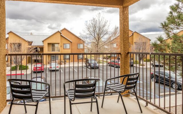 Eastside 1 & 2 BR Apts with balcony by Frontdesk