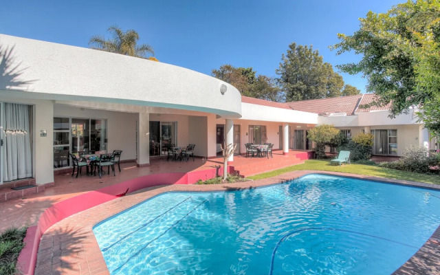 Woodmead Guest Lodge