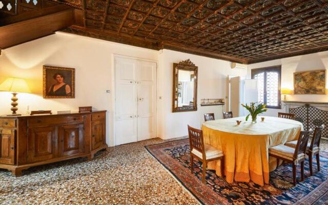 Ca' Fenice, charming apartment in San Marco, sleep 7