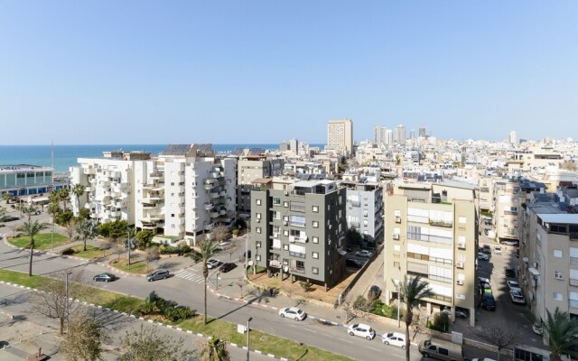 Bat Yam Luxury with Terrace & Sea View