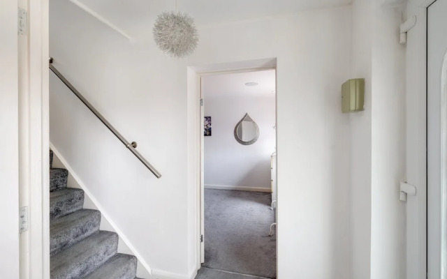 Elegant 5 Bed Home with Garden- Slough