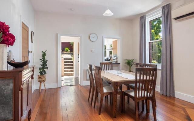 Warwick St Retreat! 3 Bedroom House With Parking