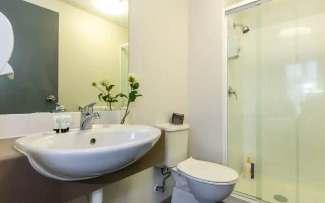 Light Filled Modern 1 Bedroom Apartment