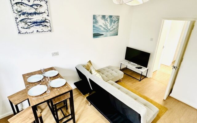 Beautiful 3-bed Apartment With Driveway Parking