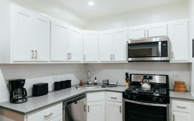 Best Deal 2BR Apt in Lakeview