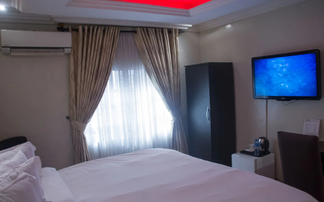 Triple Tee Hotel