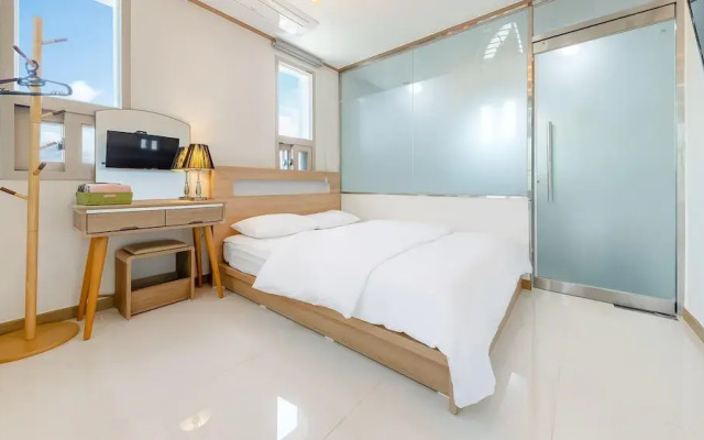 Nami Island Pig Dream Spa Pension