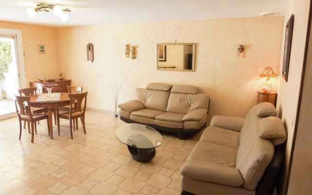 Fabulous Holiday Home With Swimming Pool in Narbonne