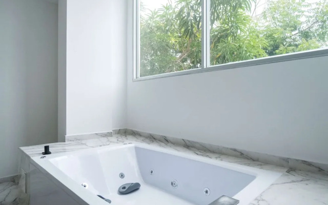 w Radiant 1BR w AC Near Ciudad Amurallada