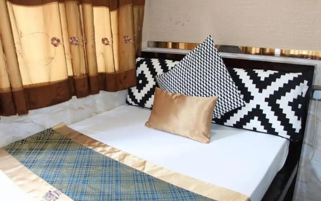 Room in Guest Room - Cozy Standard Double Room With Garden and Wifi – Guest Rooms – Kowloon