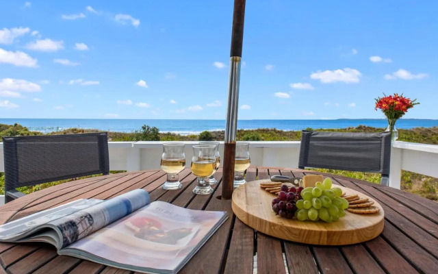 Oceanside Bach - Mount Maunganui Holiday Home